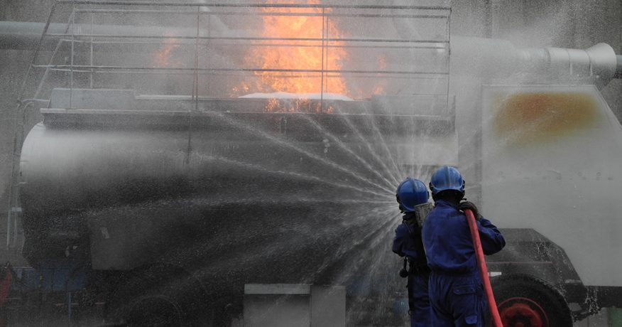 Intervention sur un incendie de camion citerne par Ifopse formation sécurité en entreprise et prévention risques incendie