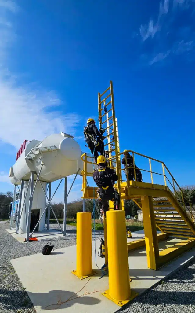 Stagiaires en formation GWO sur la tour d’entraînement au travail en hauteur du centre Ifopse